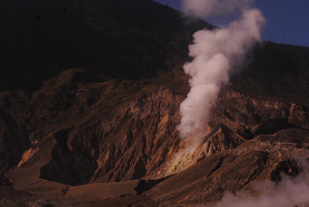 Photo smoke emitting from volcanic mountain