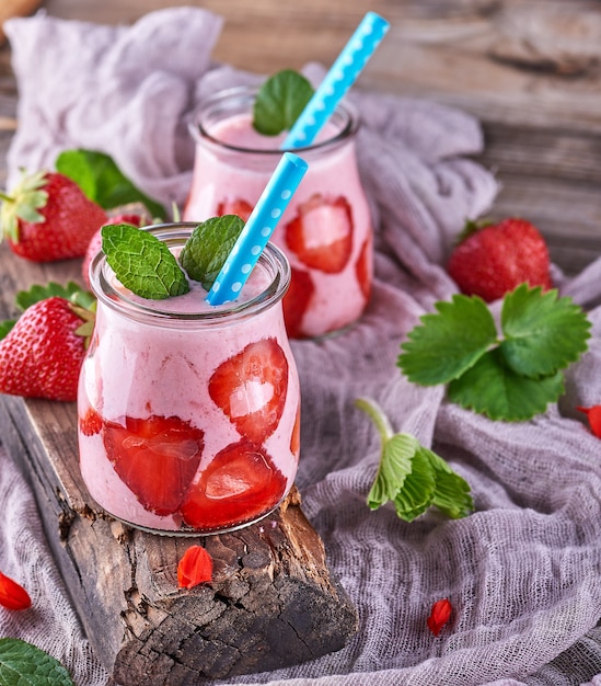 Photo smoothies of fresh strawberries in a glass jar