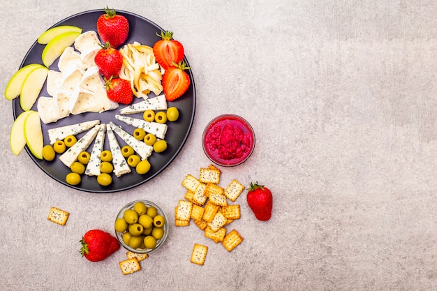 Photo snack assorted cheeses plate