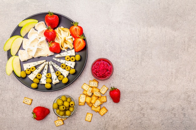 Photo snack assorted cheeses plate