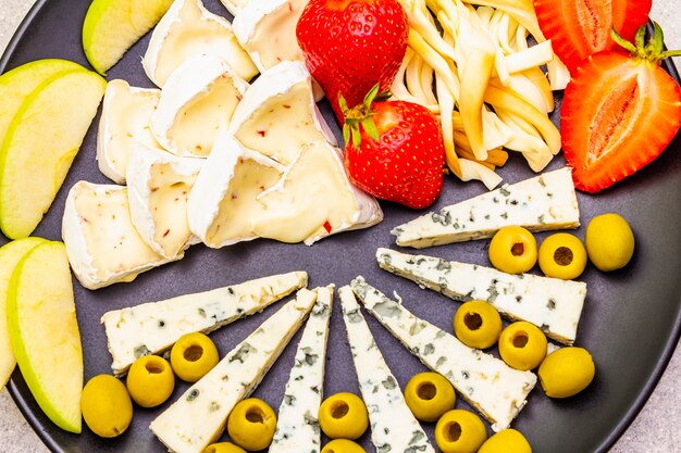 Photo snack assorted cheeses plate