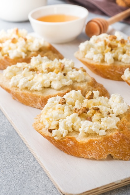 Snack bruschetta with cottage cheese, walnut and honey