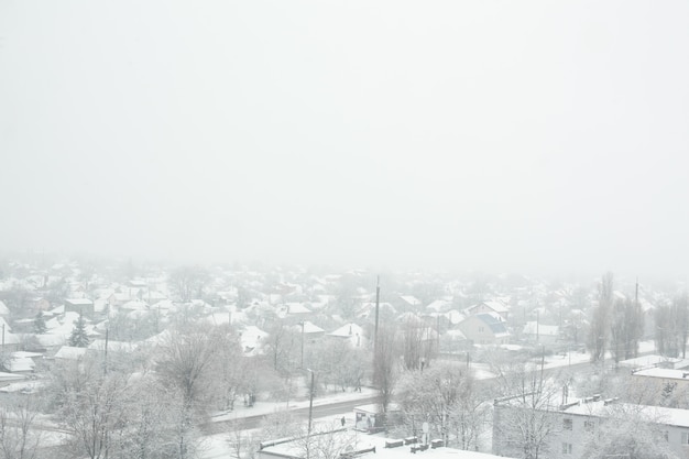 Photo snow blizzard in a small town. everything is covered with white snow.