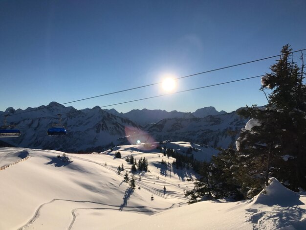 Photo snow covered landscape against sky