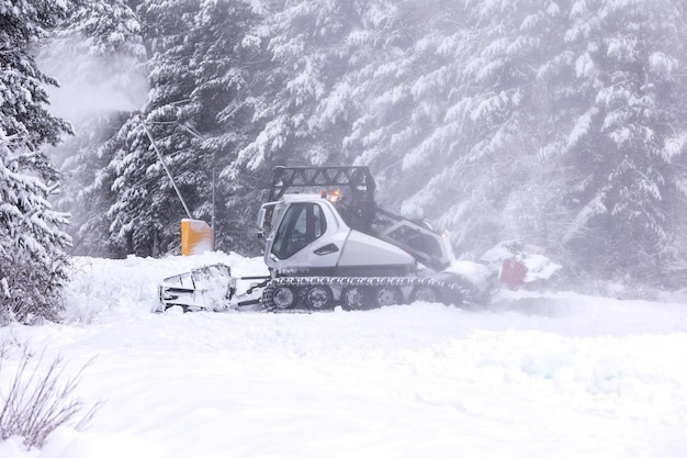 Photo snow groomer ratrack machine ski slope