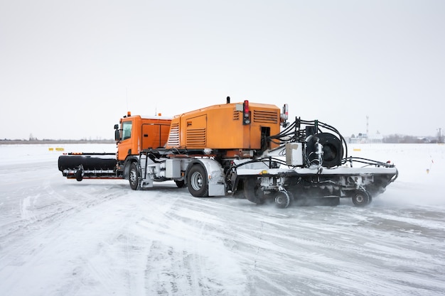 Snow machine for universal cleaning on the winter runway