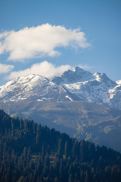 Photo snow peak mountain range glowing in sunlight with clear blue sky