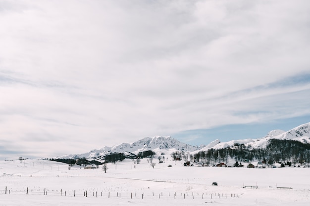 Photo snowcovered mountain peaks in durmitor national park in montenegro