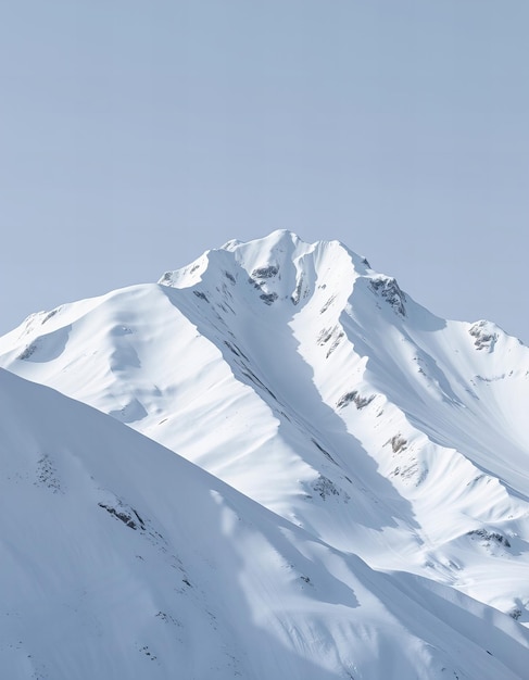 Photo a snowy mountain with the word  i  written on it