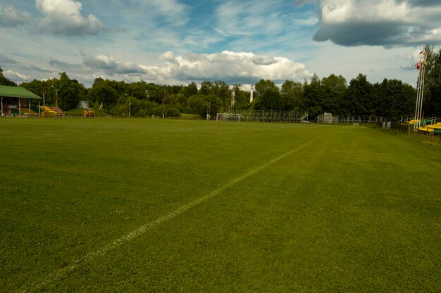 Photo soccer field surrounded by trees