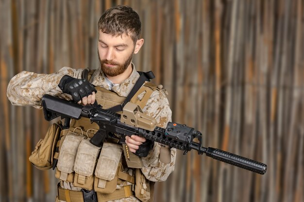 Photo soldier with rifle 