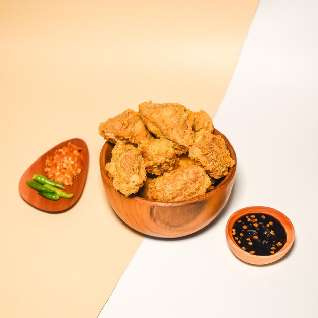 Photo solid color fried tofu with chilli sauce