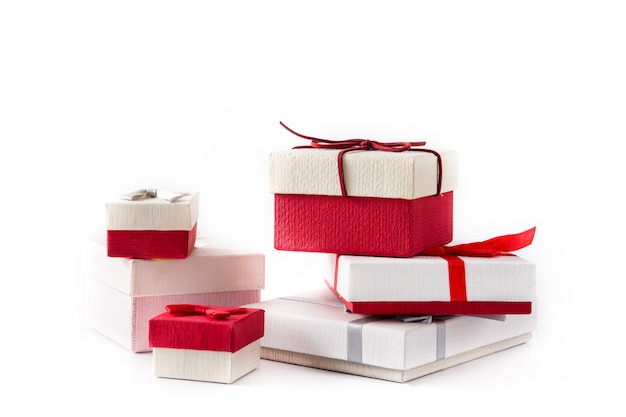 Photo some gift boxes isolated on white. christmas or birthday celebration concept.