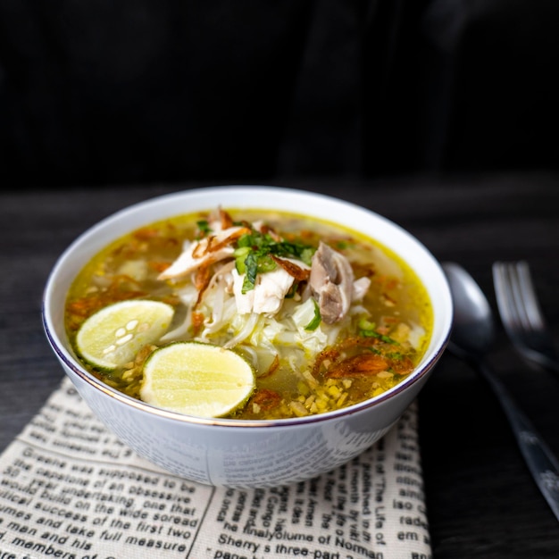 Photo soto ayam indonesian food photographed with cutlery