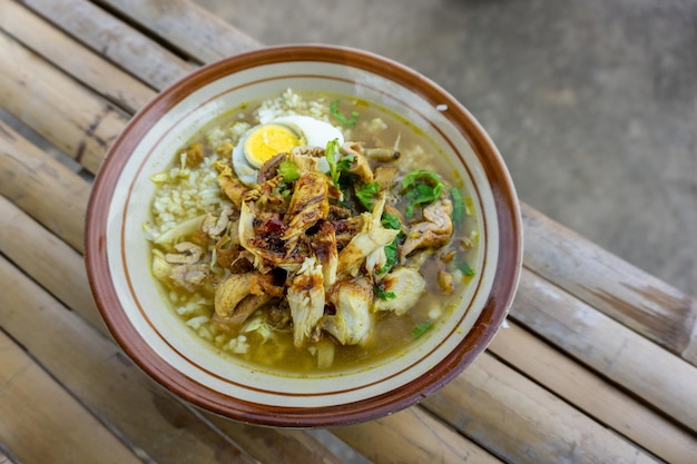 Photo soto ayam lamongan indonesian chicken soup mainly composed with rice chicken and egg