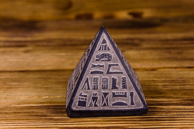 Photo souvenir egyptian pyramid on the wooden table