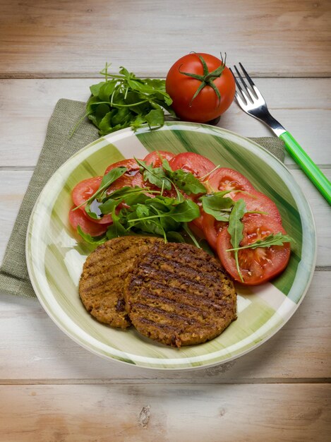 Soy steak with arugula and tomatoes salad