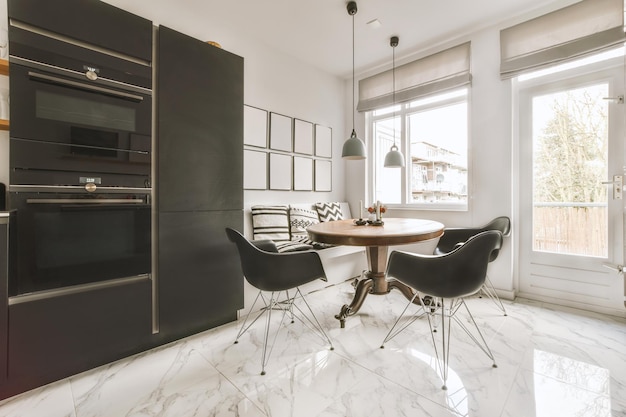 Photo a spacious kitchen in black combined with a dining area on a marble floor in a modern apartment