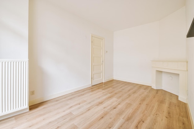 Spacious room with fireplace