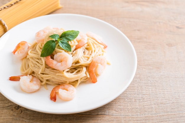 spaghetti cream cheese white sauce with shrimp