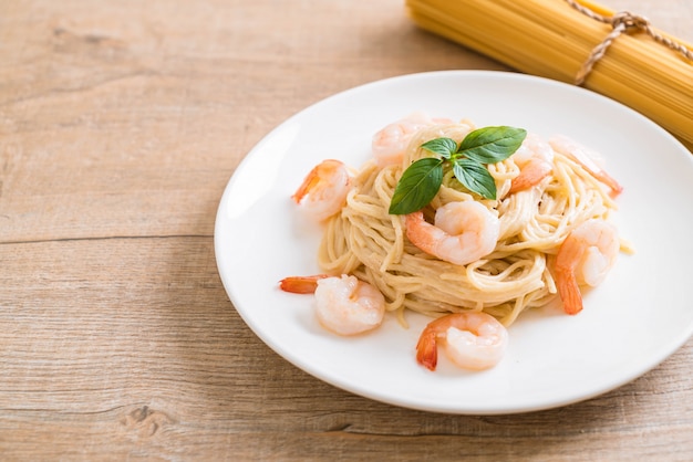 spaghetti cream cheese white sauce with shrimp