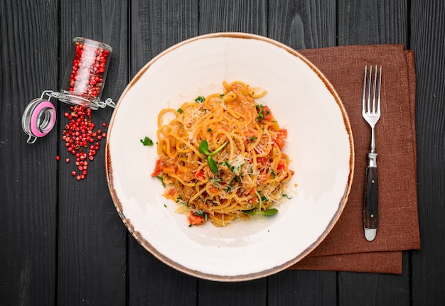 Photo spaghetti dinner with meat sauce and basil close up