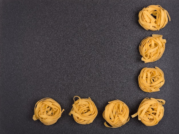 Photo spaghetti nests on grey background