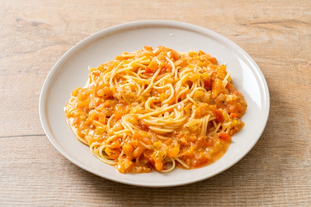 spaghetti pasta with creamy tomato sauce or pink sauce