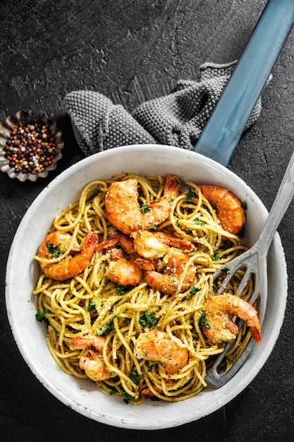 Spaghetti pasta with pesto and shrimps