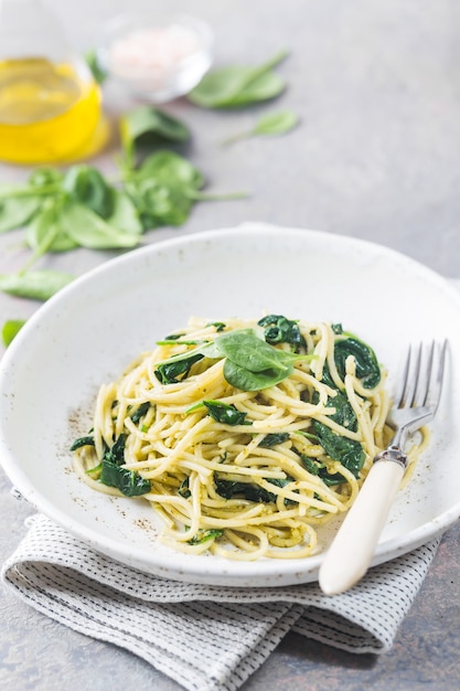 Spaghetti pasta with spinach and green pesto