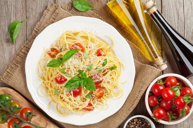 Spaghetti pasta with tomatoes and basil