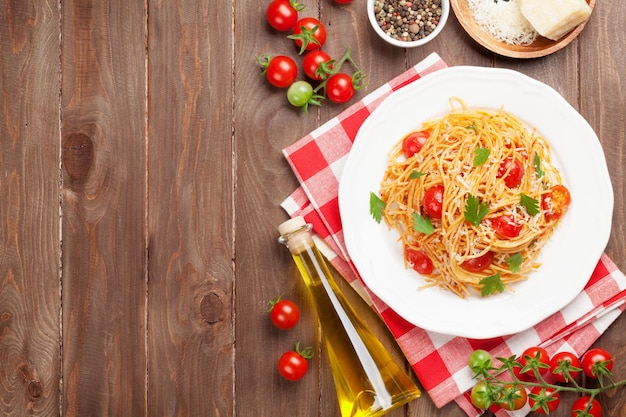 Spaghetti pasta with tomatoes and parsley