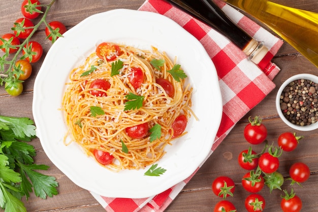 Spaghetti pasta with tomatoes and parsley