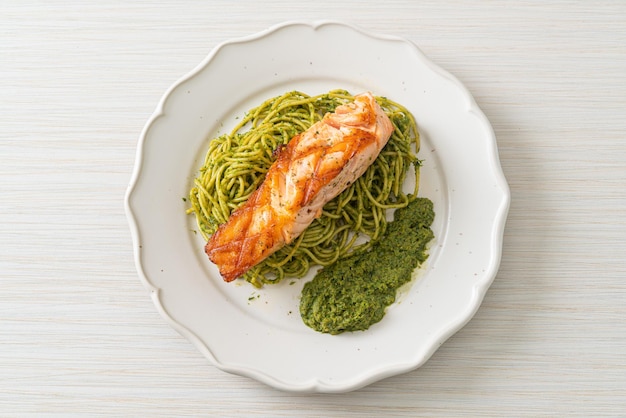 Spaghetti pesto with grilled salmon