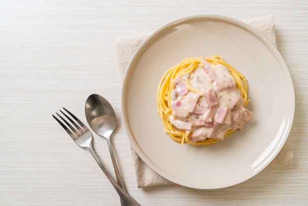 spaghetti white cream sauce with ham