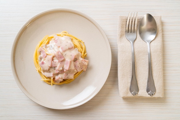 Spaghetti white cream sauce with ham