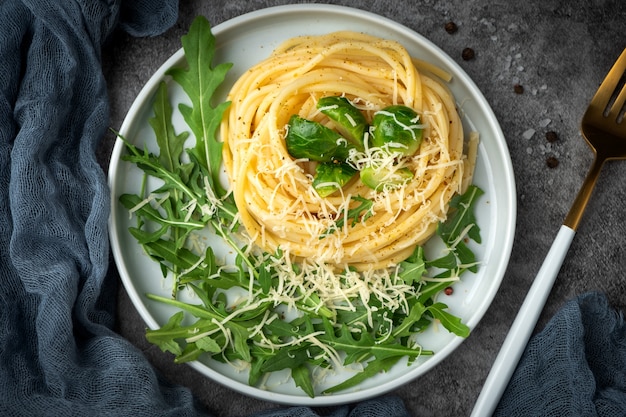 Spaghetti with arugula and cheese