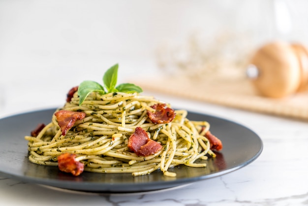 Spaghetti with basil pesto and bacon