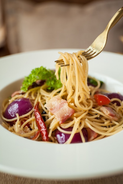 Spaghetti with dried chili pepper and bacon