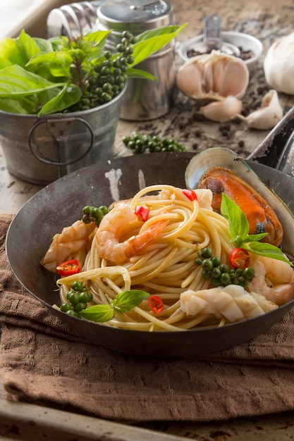 Photo spaghetti with mussels