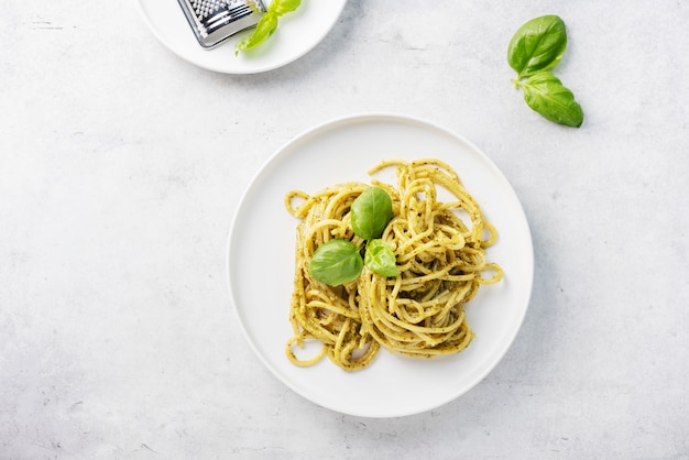 Spaghetti with pesto sause