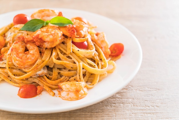 spaghetti with shrimps, tomatoes, basil and cheese 