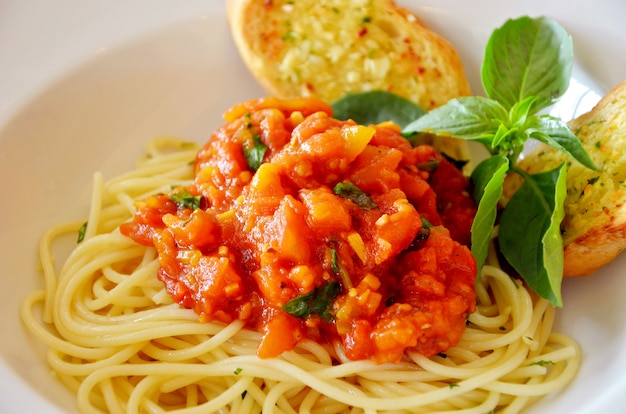 spaghetti with tomato sauce