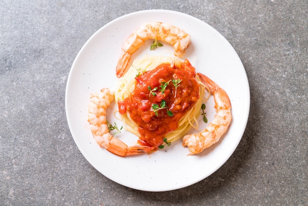 spaghetti with tomatoes sauce and shrimps