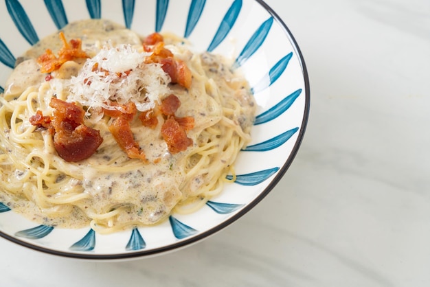 Spaghetti with truffle cream sauce and mushroom