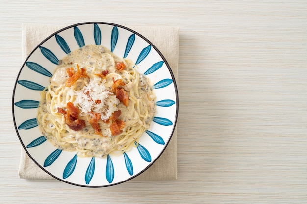 Spaghetti with truffle cream sauce and mushroom