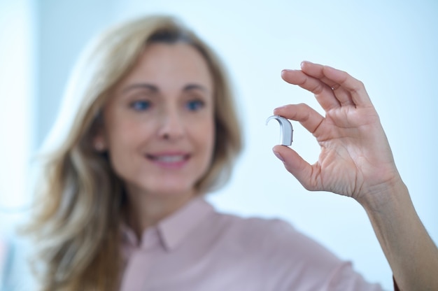 Special hearing aid for female fingers