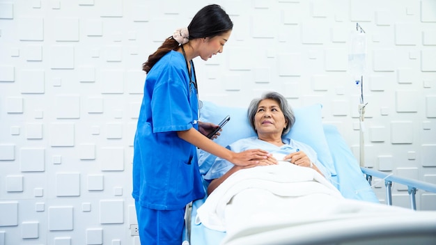 Specialist female doctor Inform the treatment results to female patients along with encouraging female patients