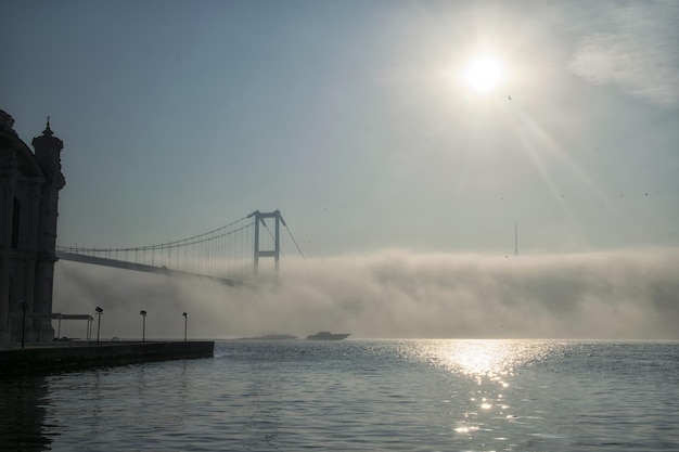 Photo speed boat and 15 july martyrs in foggy morning istanbul turkey