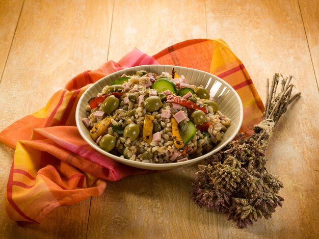 Spelt sald with vegetables and ham